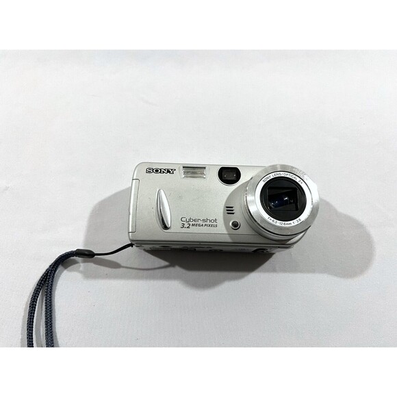 Sony Cybershot DSC-P52 Silver 3.2MP Digital Camera 2x Optical Zoom PARTS REPAIR - Picture 1 of 9